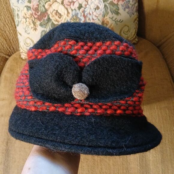 Stylish Black and Red Wool Blend Cloche Bucket Hat Italian Made - Picture 1 of 7
